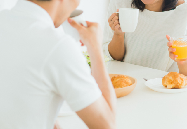 家族団らんで食事している様子