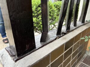 玄関脇の木格子の変形・・・原因は!?