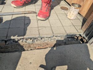 歪みで開閉が困難になった玄関引き戸の交換