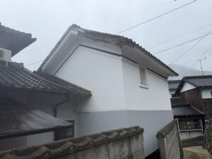 雨の夜、大きな音で目が覚めると・・・